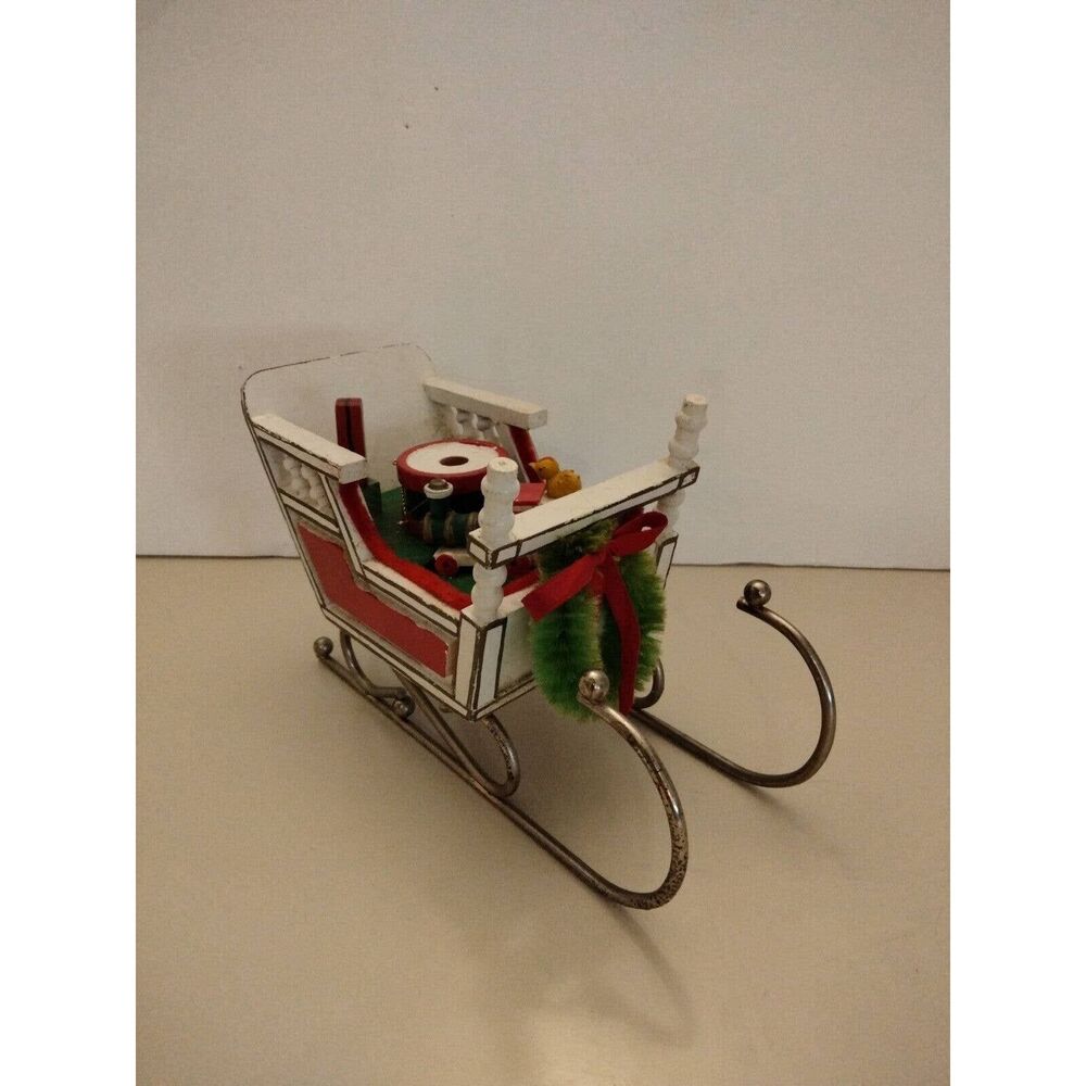 Rare Vintage Christmas Music Box Sleigh Wood Brass Made in Tiawan